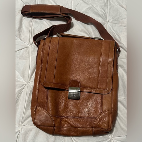 Wilsons Leather Vacqueta Single Lock Leather Tablet Bag - Picture 3 of 13
